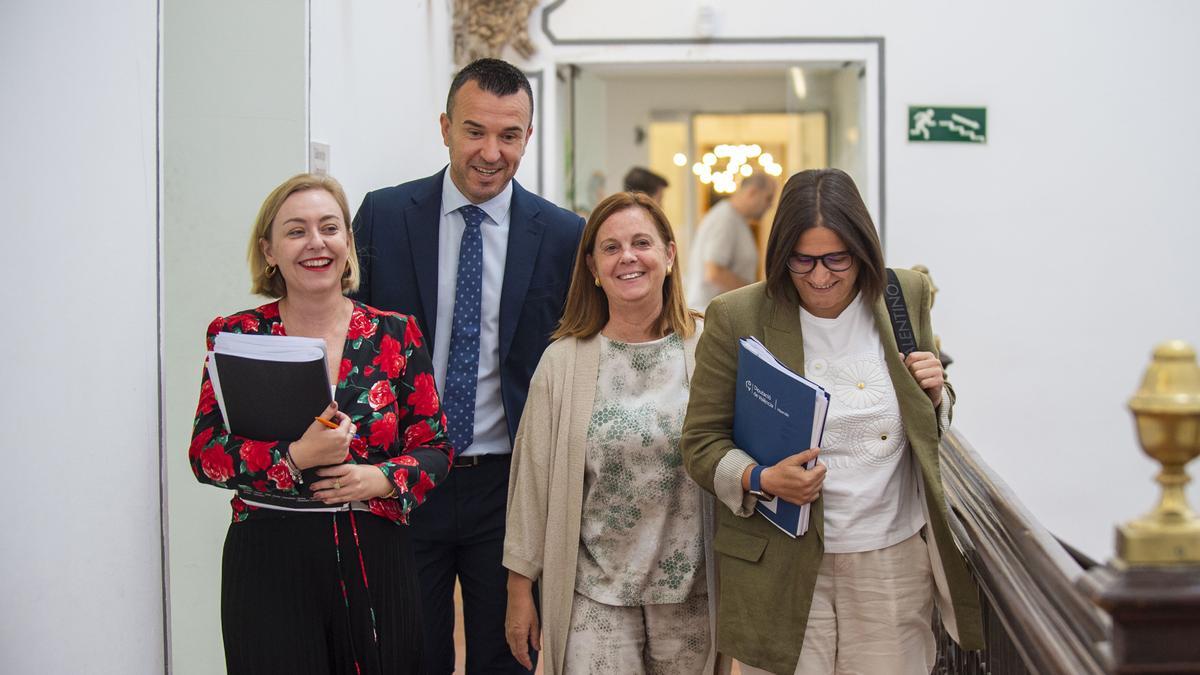 El presidente de la diputación, Vicente Mompó, con las vicepresidentas.