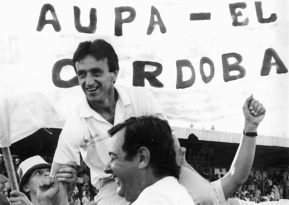 Ortundo celebra en Valdepeñas el ascenso a Segunda B en la 1984-85.