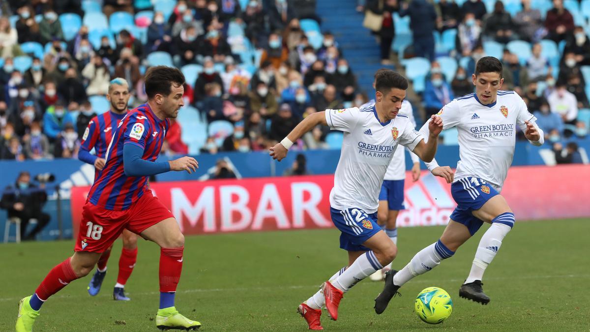 Bermejo es perseguido por un rival en el partido ante el Eibar.