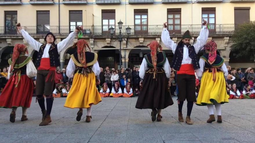 El Grupo de Coros y Danzas Doña Urraca baila el Bolero de Algodre en la Plaza Mayor de Zamora en una imagen de archivo.