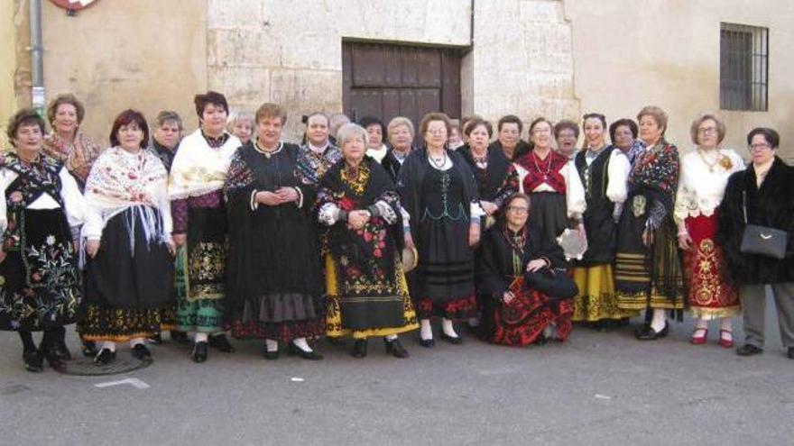 Mujeres de la asociación Delhy Tejero posan en una foto de familia.