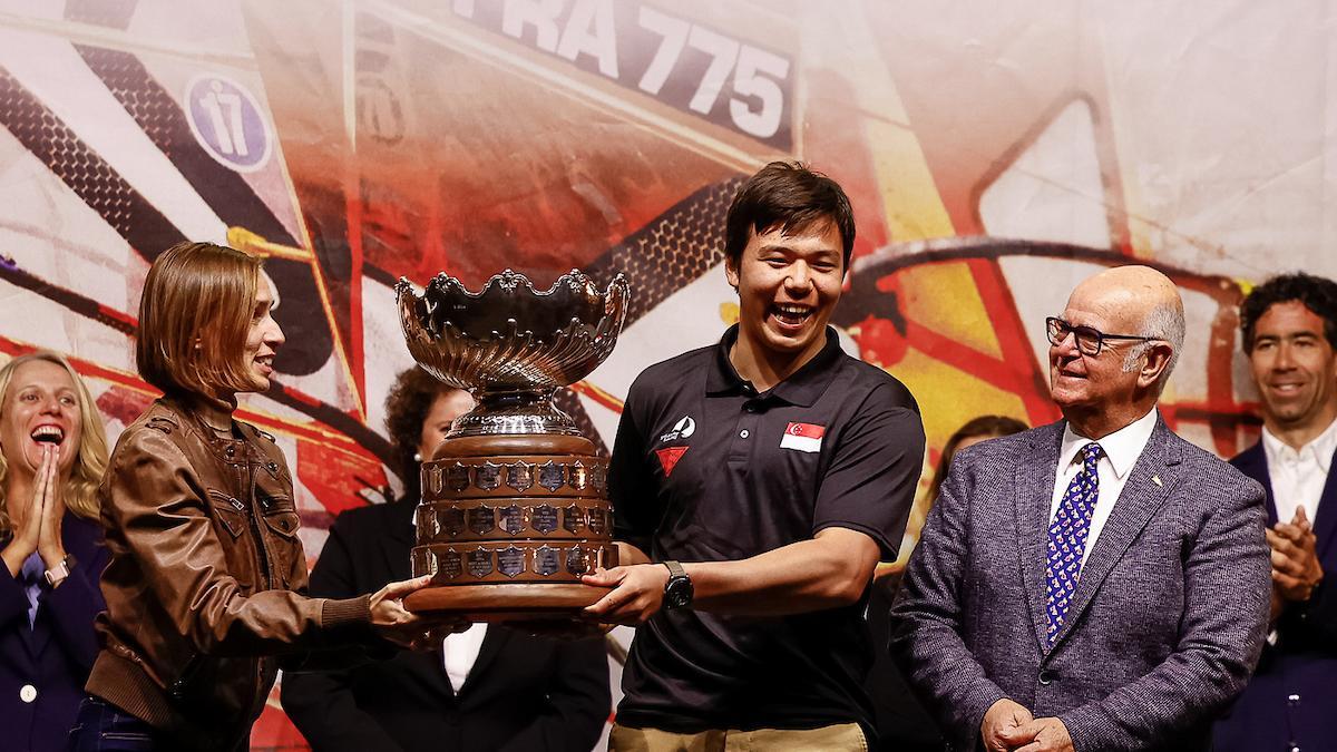 Max Maeder posa con el trofeo de campeón del Sofía.