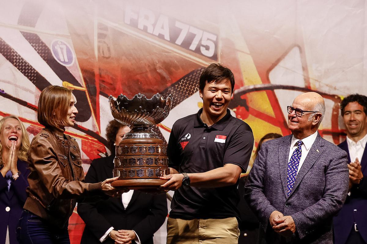 Max Maeder posa con el trofeo de campeón del Sofía.