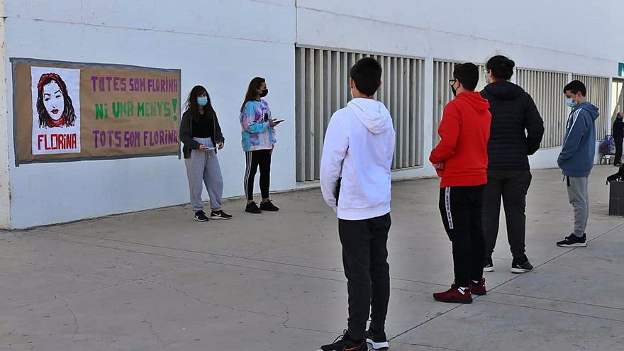 Dos alumnas leen el manifiesto delante de una pancarta en honor a Florina. | A. A.