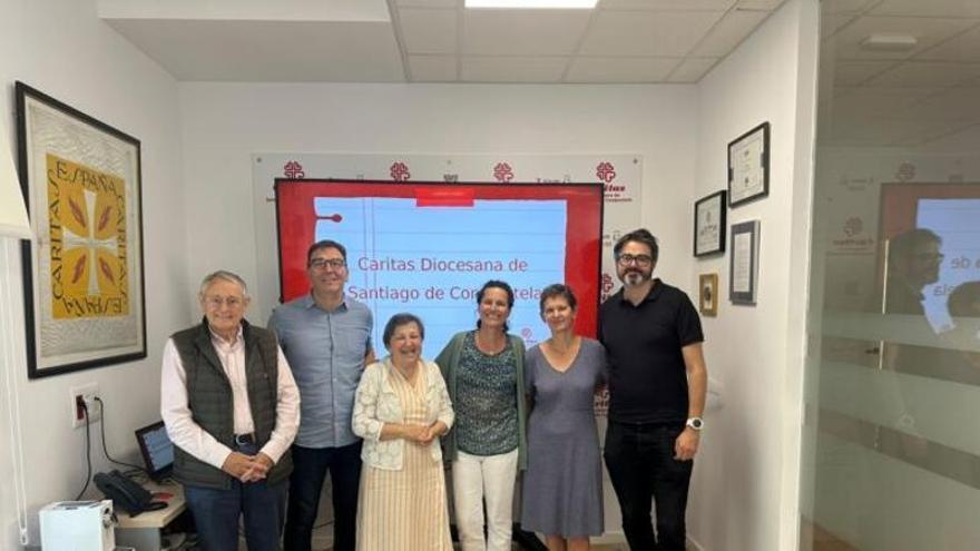 La directora de Cáritas Española se reúne con equipos y voluntarios en Santiago para visibilizar su labor social