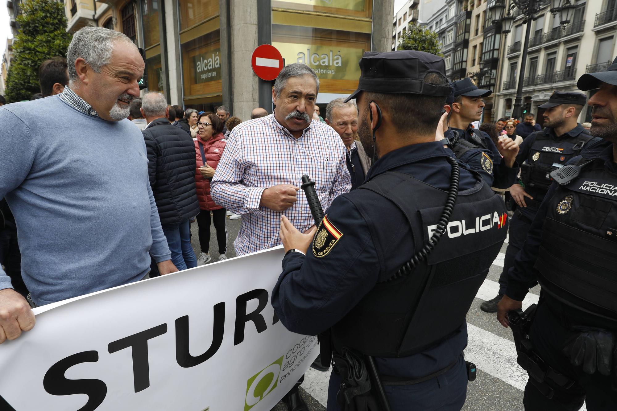 EN IMÁGENES: Así fue la tractorada de protesta del campo asturiano en Oviedo