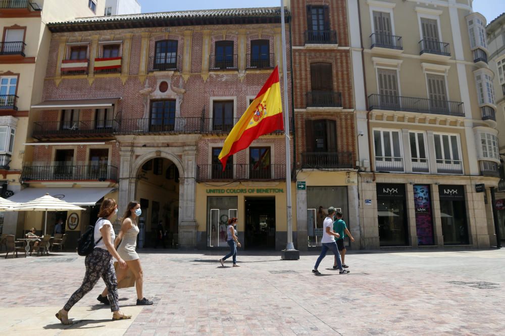 Las banderas de los edificios públicos han ondeado a media asta en sintonía con el luto nacional por las víctimas del coronavirus que decretaba el Gobierno Central la pasada semana.