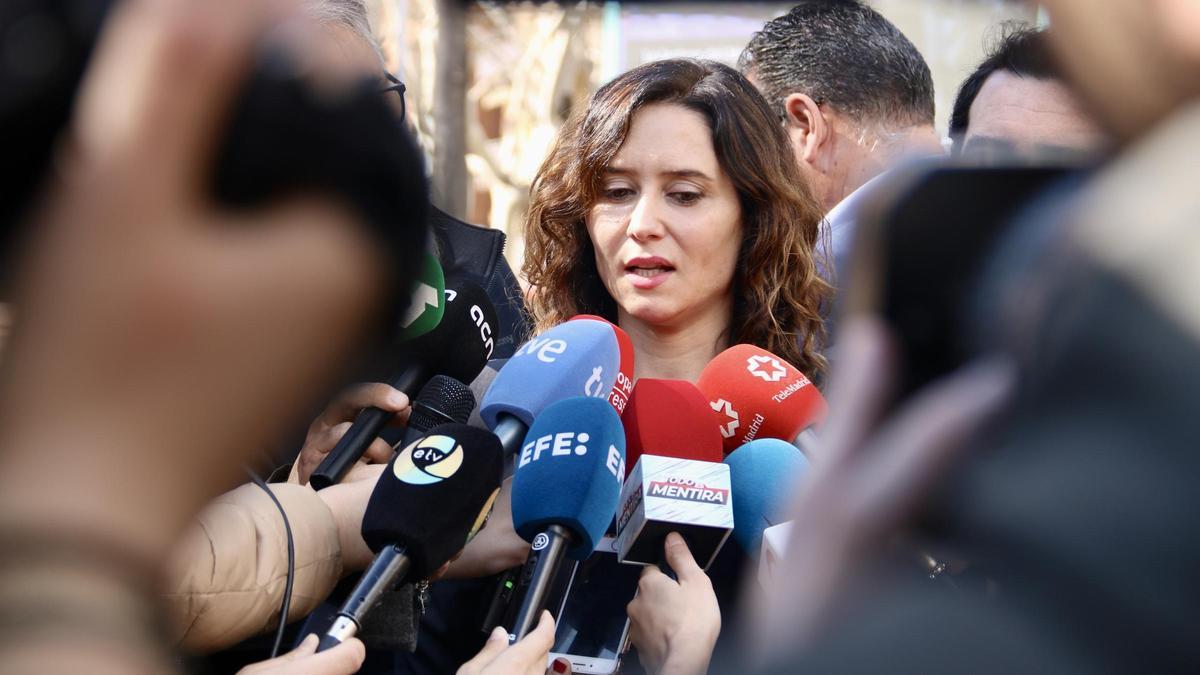 La presidenta de la Comunidad de Madrid, Isabel Díaz Ayuso, atiende a la prensa en Castelldefels