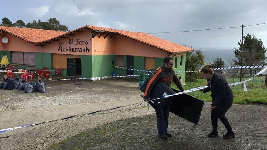 Retirada de los enseres de la vivienda y sidrería cerrada, en Tazones.