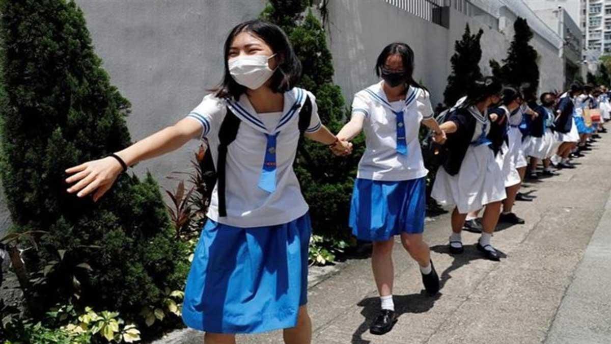 Los estudiantes de Hong Kong forman una cadena humana en apoyo a las protestas.