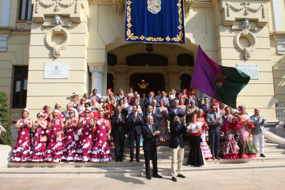 Con la entrega de la bandera de la ciudad a Andrés Olivares ha comenzado la romería hasta la Basílica de la Victoria este sábado por la mañana