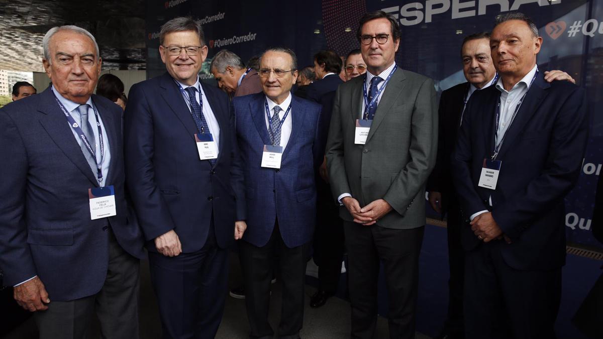 Federico Félix, Ximo Puig, Javier Moll, Antonio Garamendi, José María Albarracín y Salvador Navarro (de izquierda a derecha), en el acto Quiero Corredor celebrado en Barcelona.