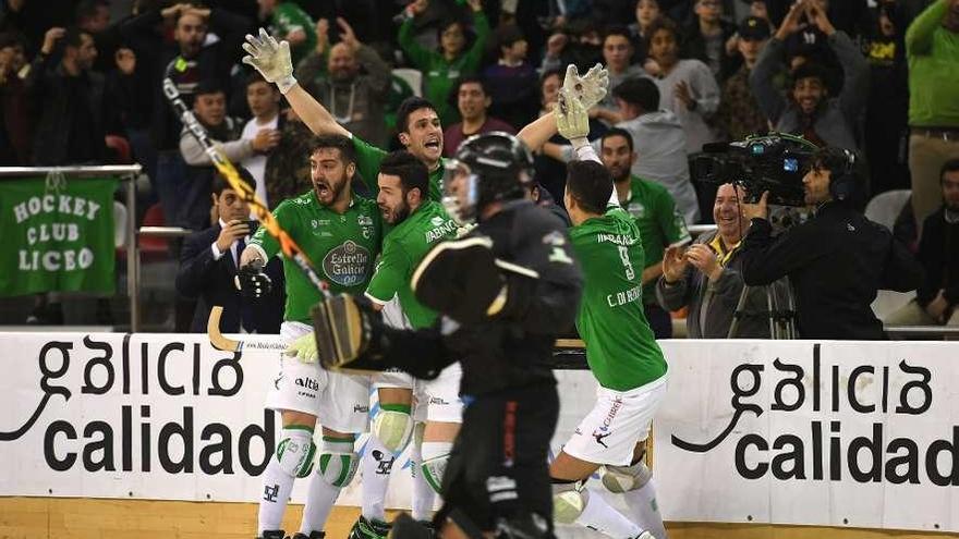 Los jugadores del Liceo celebran el gol de la victoria contra el Barcelona que después fue anulado.