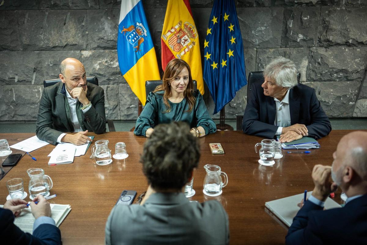 Alfonso Cabello (i), Nieves Lady Barreto y Ceferino Marrero durnate la reunión con los representantes del Estado.