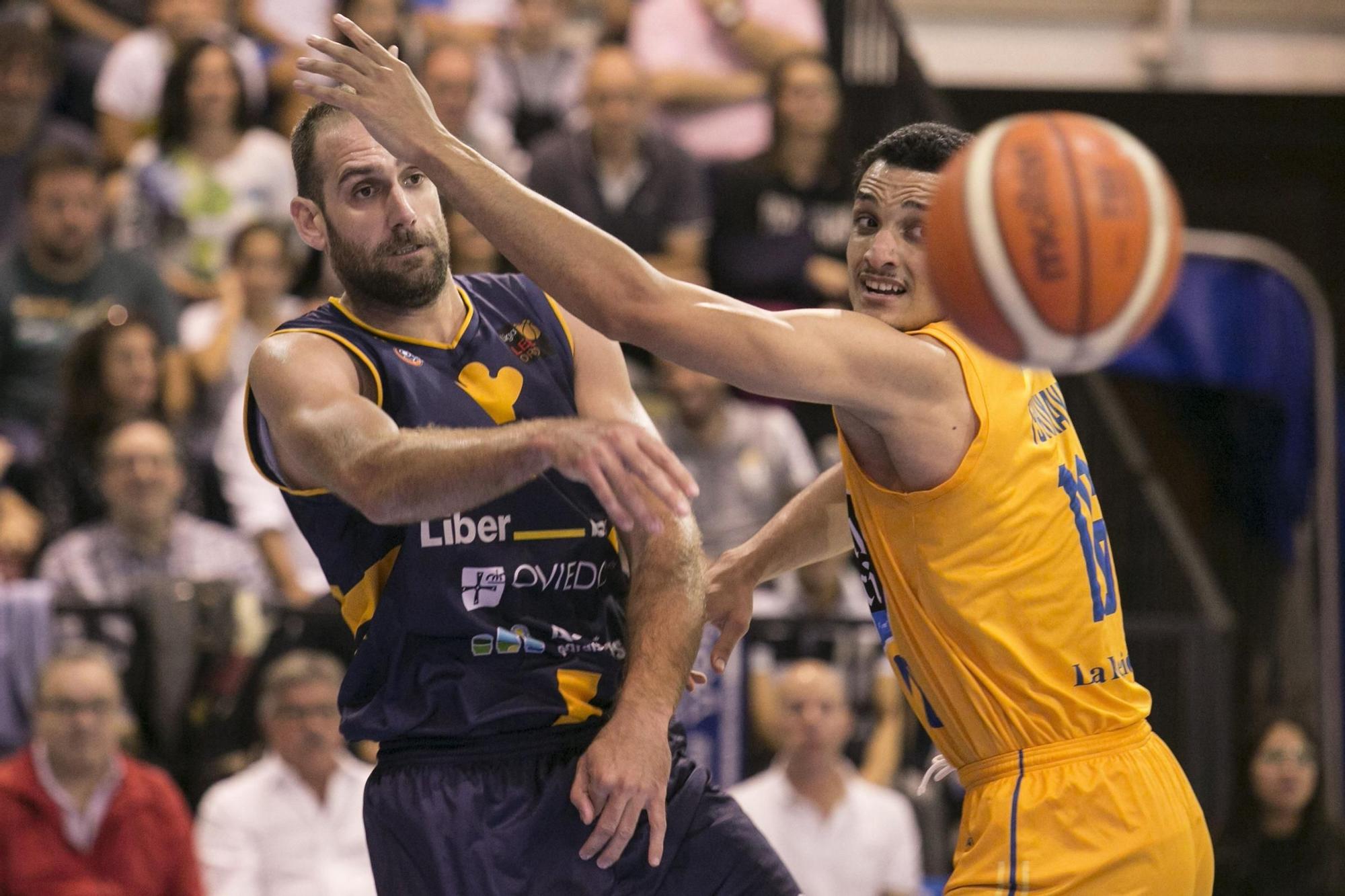 Oliver Arteaga con el Liberbank Oviedo Baloncesto