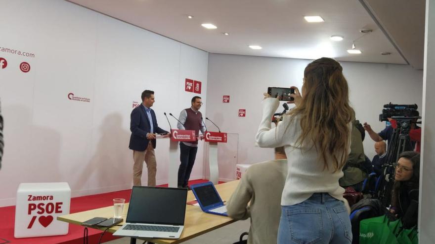 Daniel de la Rosa e Iñaki Gómez, en la sede socialista de Ángel Nieto.