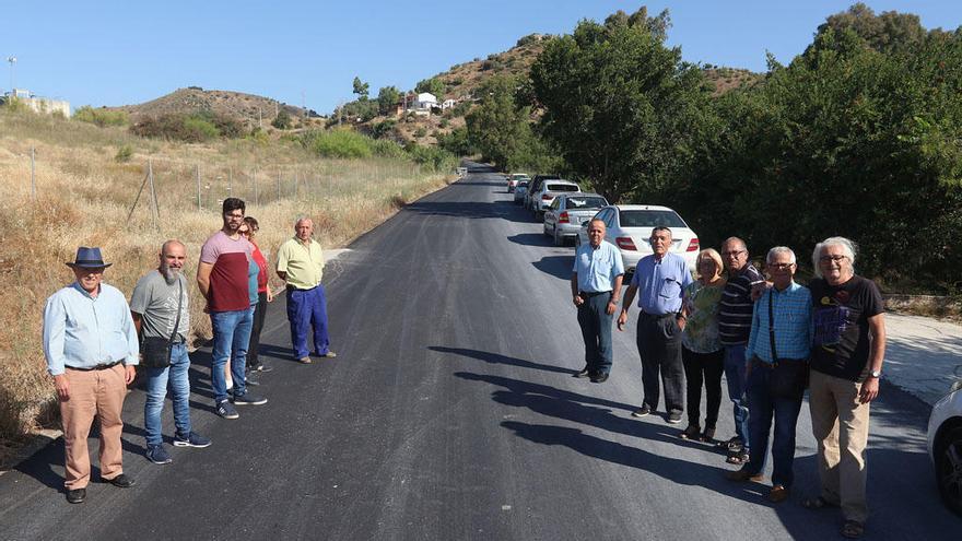 Los vecinos, en la carretera reasfaltada de Los Arias esta semana.