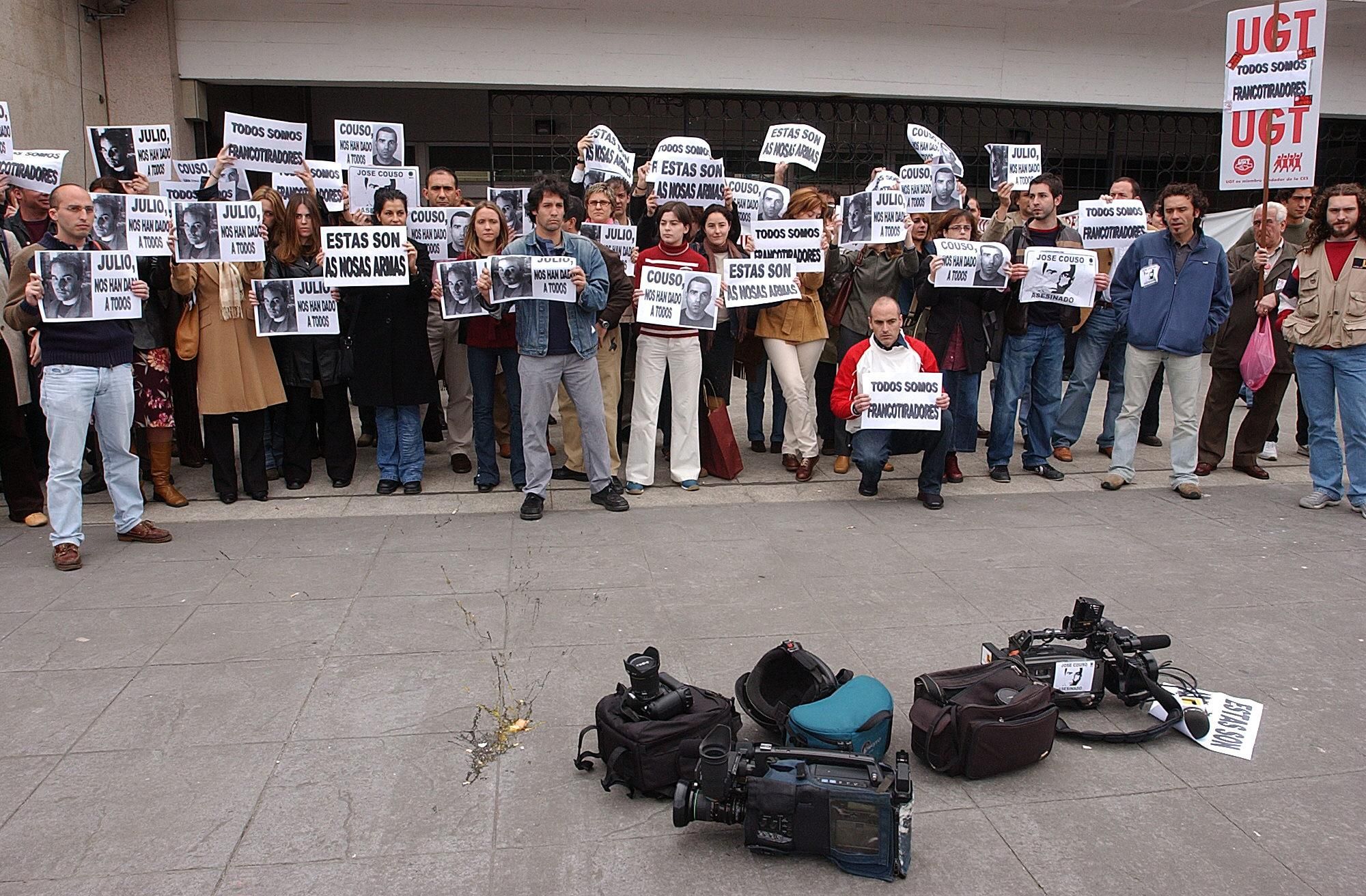 Concentración de reporteros ante el Concello de Vigo pocos días después de la muerte de Couso.