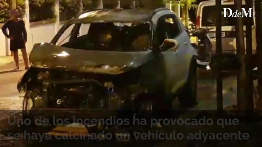 Un coche calcinado tras dos incendios intencionados de contenedores