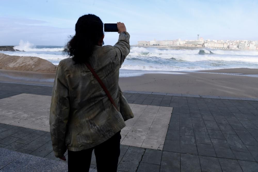 Cerrado un tramo del paseo marítimo por las malas condiciones del mar.