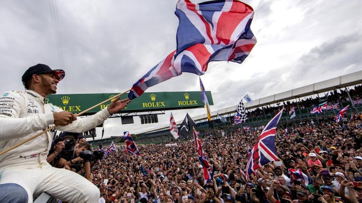 Lewis, celebrando la victoria con miles de aficionados