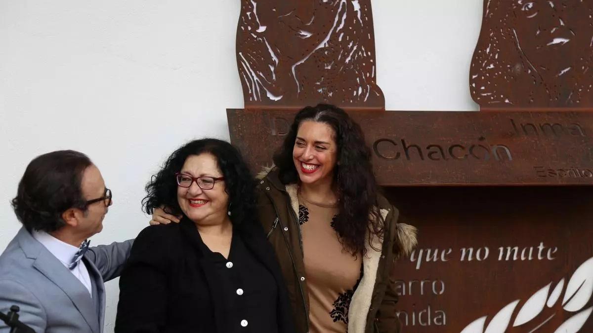 Inma Chacón y María Alonso Chacón (hija de Dulce) en uno de los homenajes recibidos.