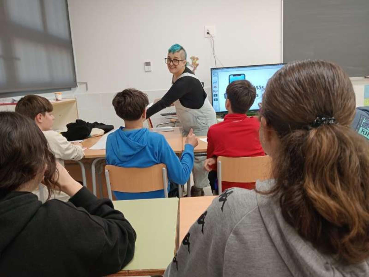 Raquel Pereira explicando su cómic.