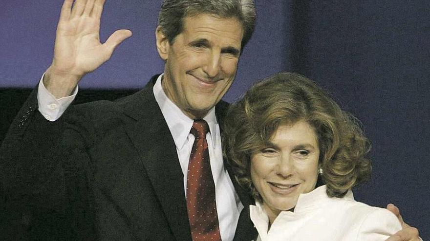 El secretario de Estado de EE UU John Kerry y su esposa Teresa Heinz-Kerry. // FdV