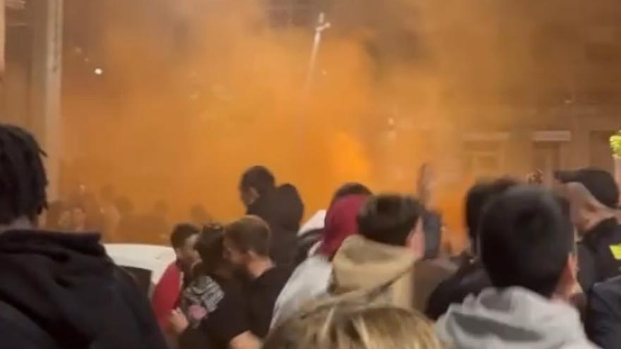 Humareda naranja y cánticos antipoliciales para un fin de fiesta alterado en Vigo