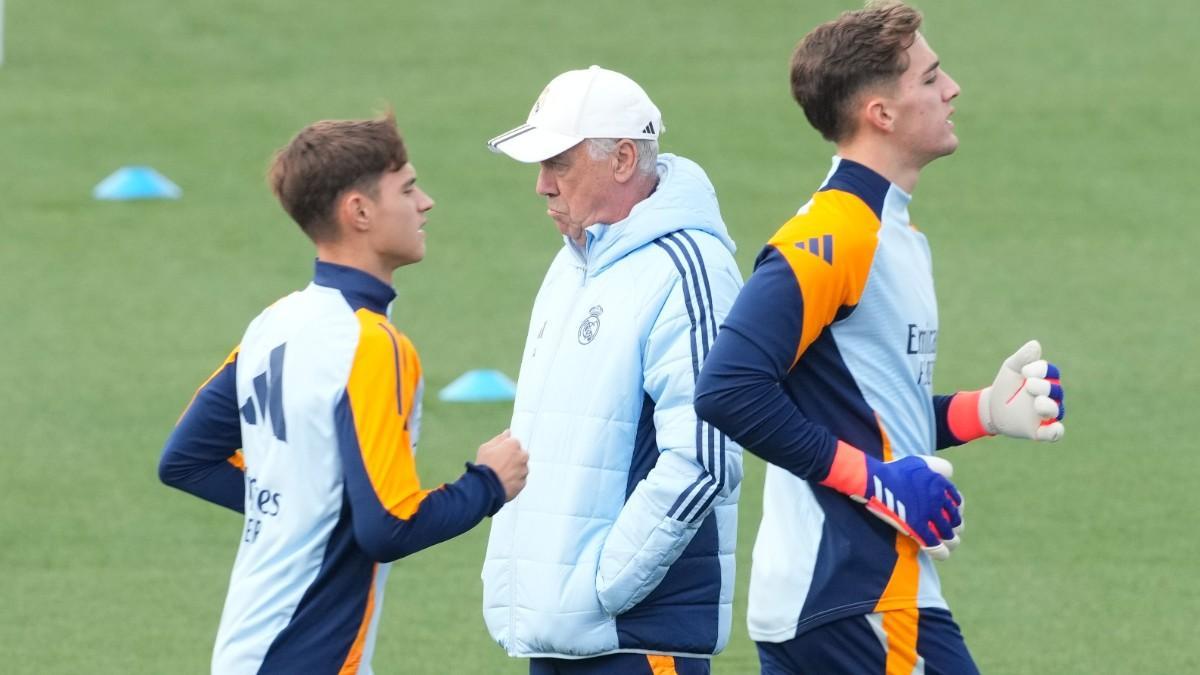 Ancelotti con dos canteranos en el entrenamiento de hoy