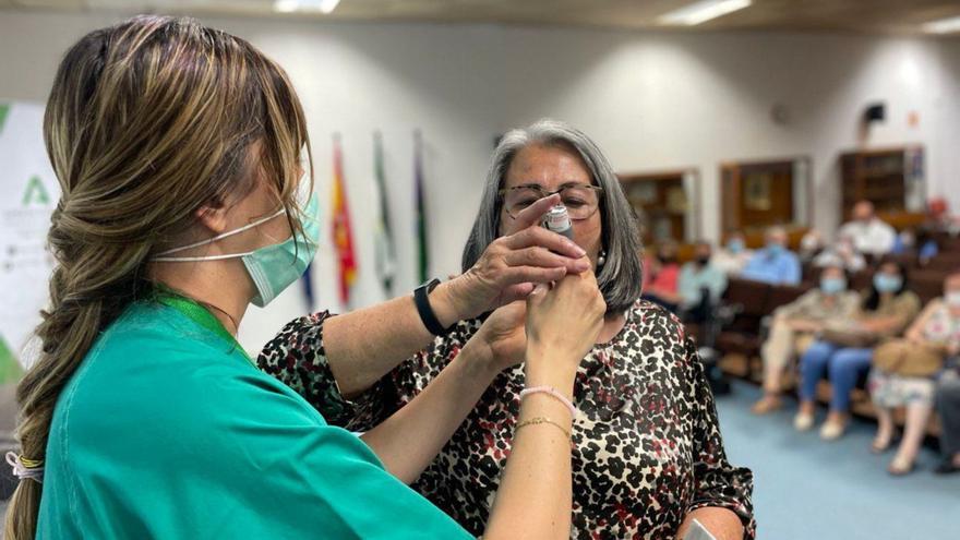 Una sanitaria enseña a una paciente a usar correctamente el inhalador.