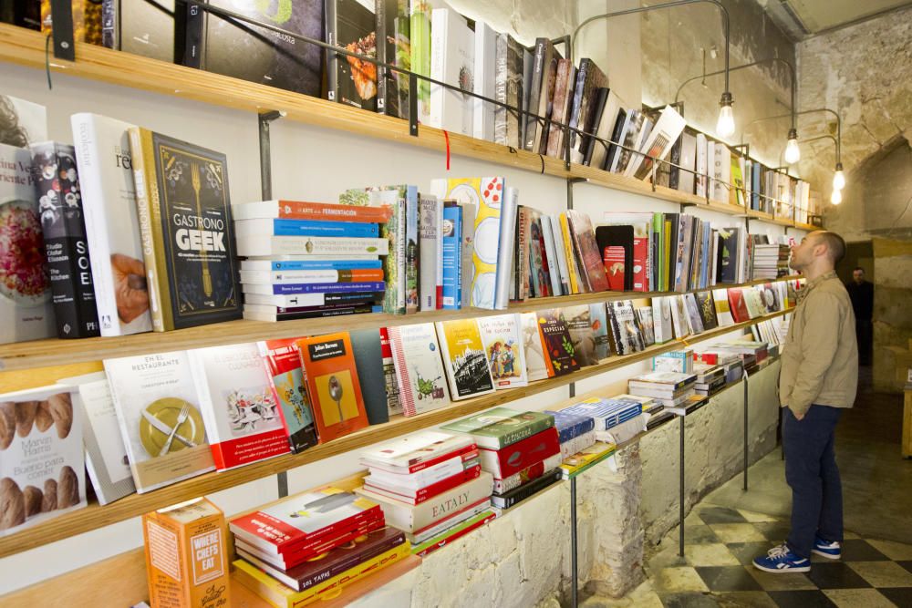 Qué hay de nuevo. Bibliocafe Nuez en la Plaza del Mercat.