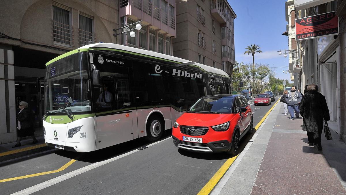 Un autobús urbano híbrido circulapor su carril en la calle Alfonso XII