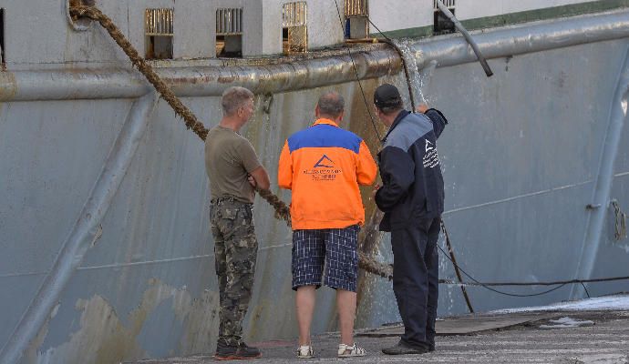 Los bomberos sofocan el incendio del ''Fin Whale''.