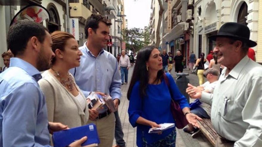 Hernández Bento, hablando con un ciudadano ayer en la calle Real de Arrecife junto al candidato al Senado por Lanzarote, Joel Delgado (i), la consejera del PP en el Cabildo Saray Rodríguez y el candidato al Congreso, Salvador Martínez.