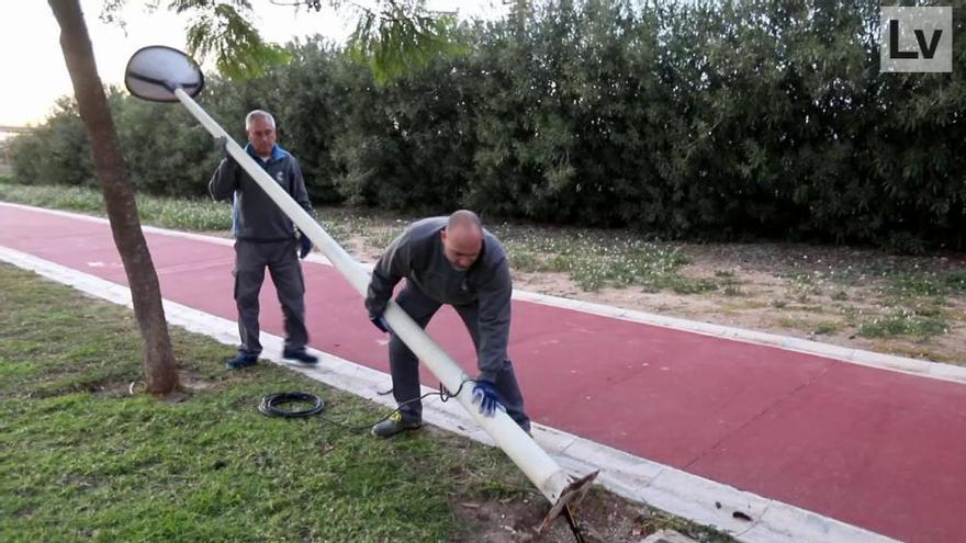 Cambio de farolas en el parque 9 d'Octubre de Xàtiva