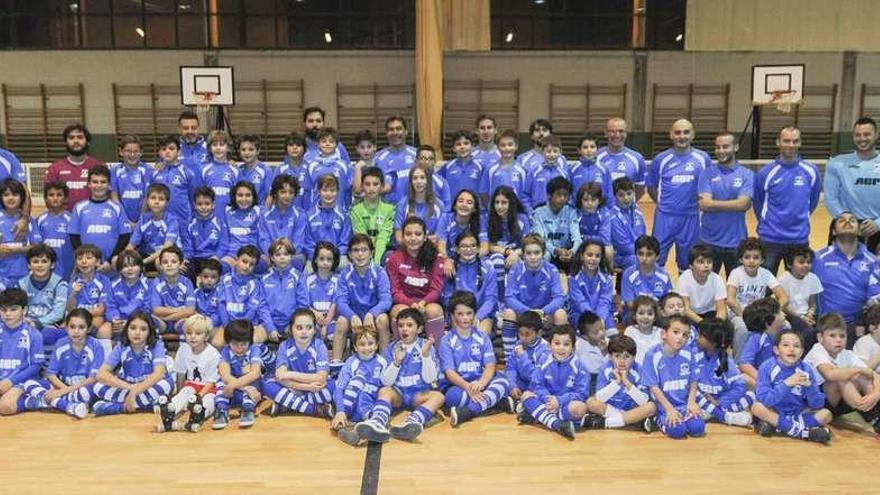 Todos los componentes del Club Hockey Oleiros posan para una foto de equipo en el pabellón de A Rabadeira.