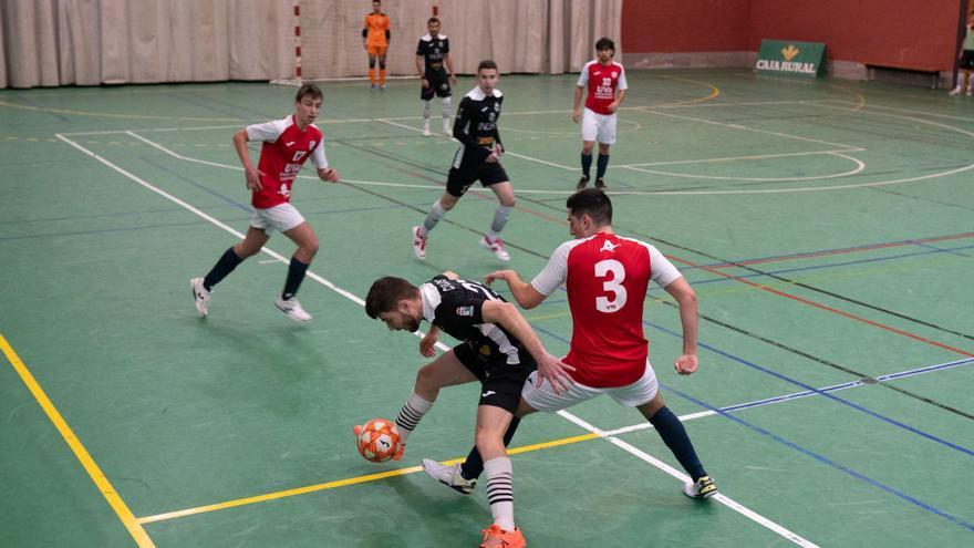 Un jugador del River Zamora trata de controlar el cuero encimado por un defensor del Tierno Galván. | E. F.