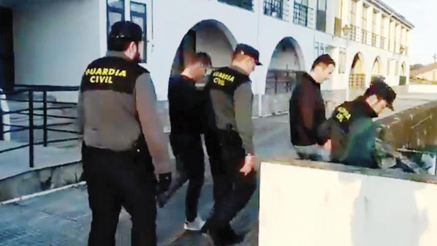 Agentes de la Guardia Civil con dos de los detenidos en el operativo. // FdV