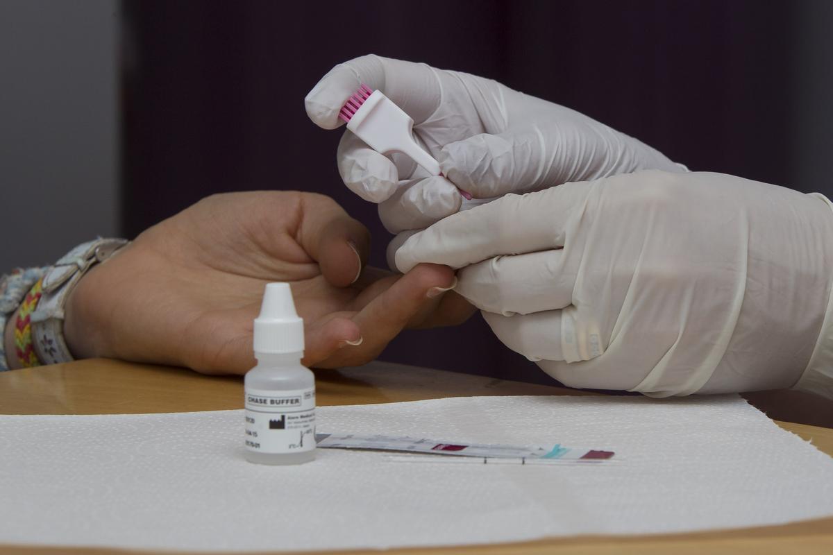 Una mujer se hace un test rápido para detectar si tiene VIH