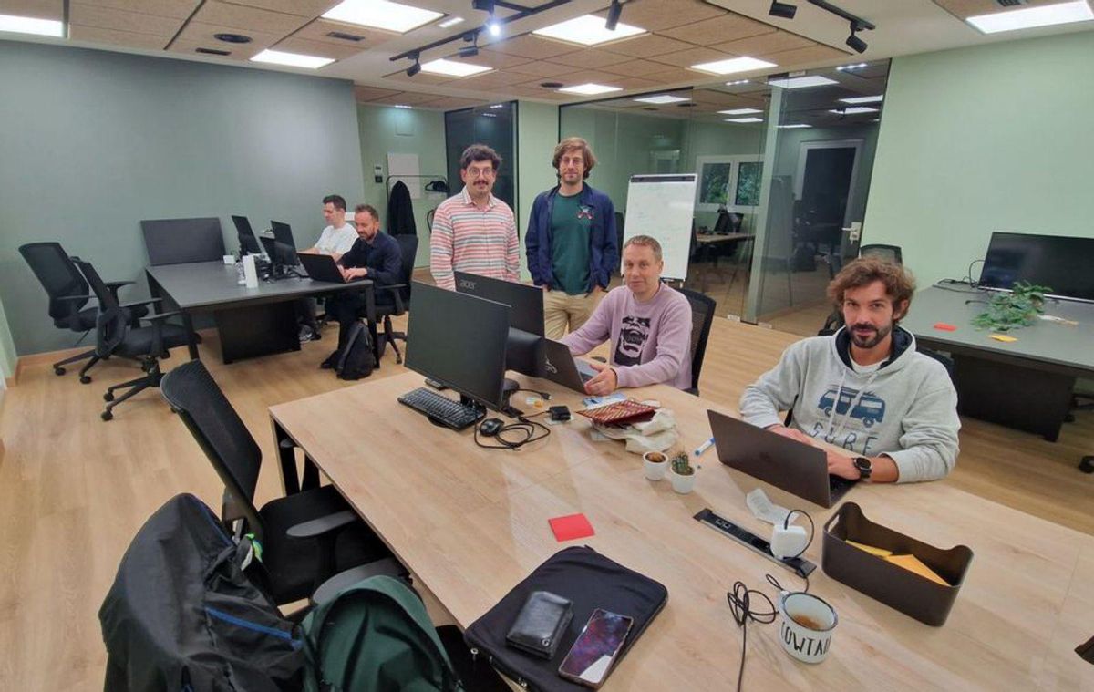 Por la izquierda, Kolasiak Krzysztof, Cezary Grabowski, Víctor Pérez, Pablo Díaz, Pablo González y Alberto Giovanelli, dentro del coworking. | L. B.