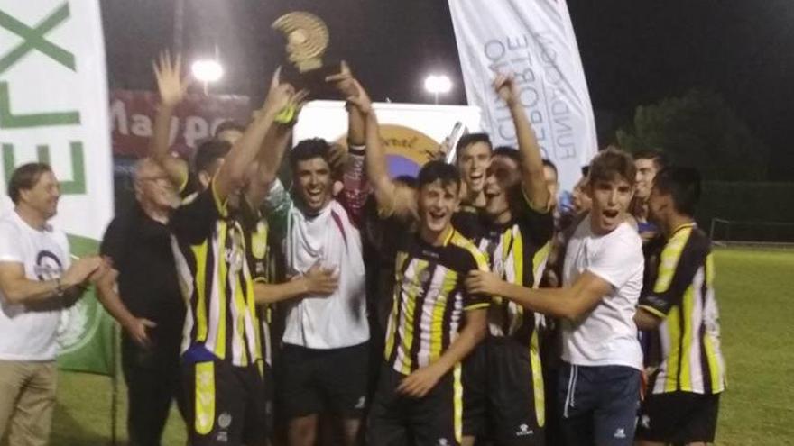 Los jugadores del Kelme recogiendo el trofeo de ganador