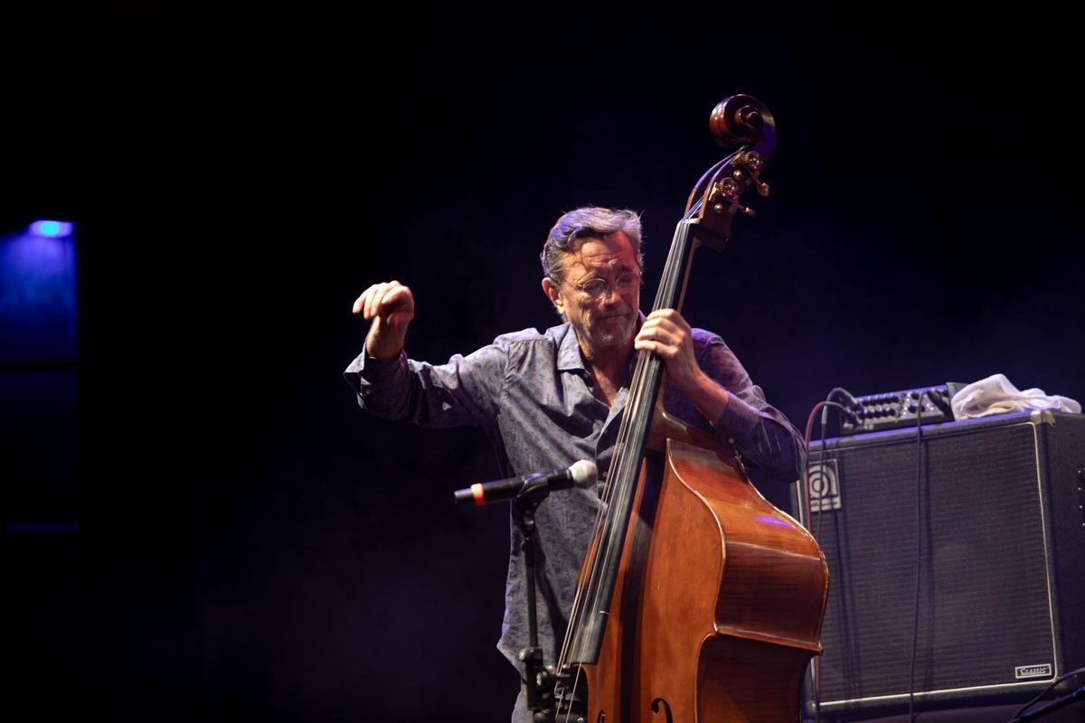 Javier Colina haciendo sonar su contrabajo