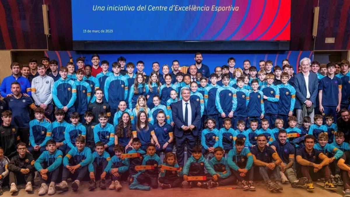 Joan Laporta, junto a las capitanas y capitanes del Barça en el Auditori 1899 del Camp Nou.