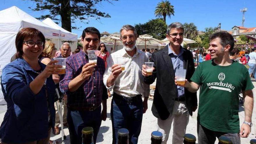 Magallanes, Alves, Freitas, Lomba y un expositor, brindando con cerveza artesana gallega. // A. Hernández. / E.G.