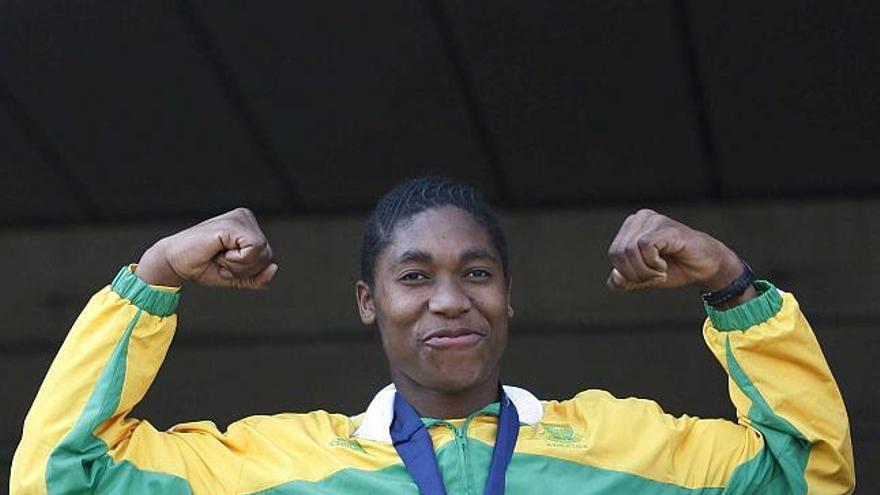 Semenya posa con su oro a su llegada a Johannesburgo. / k. ludbrook