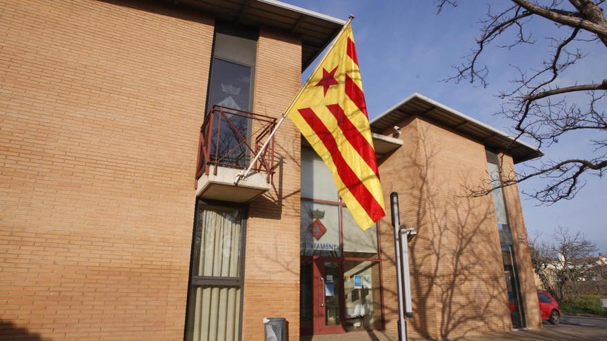 Els habitants de Viladamat no volen la bandera espanyola a l&#039;Ajuntament