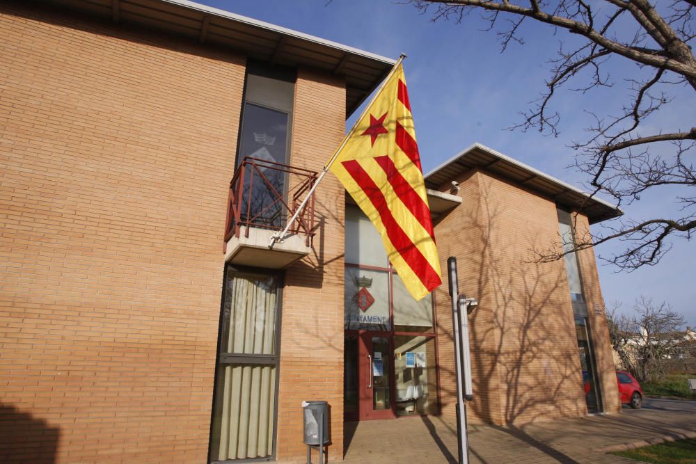 Els habitants de Viladamat no volen la bandera espanyola a l''Ajuntament