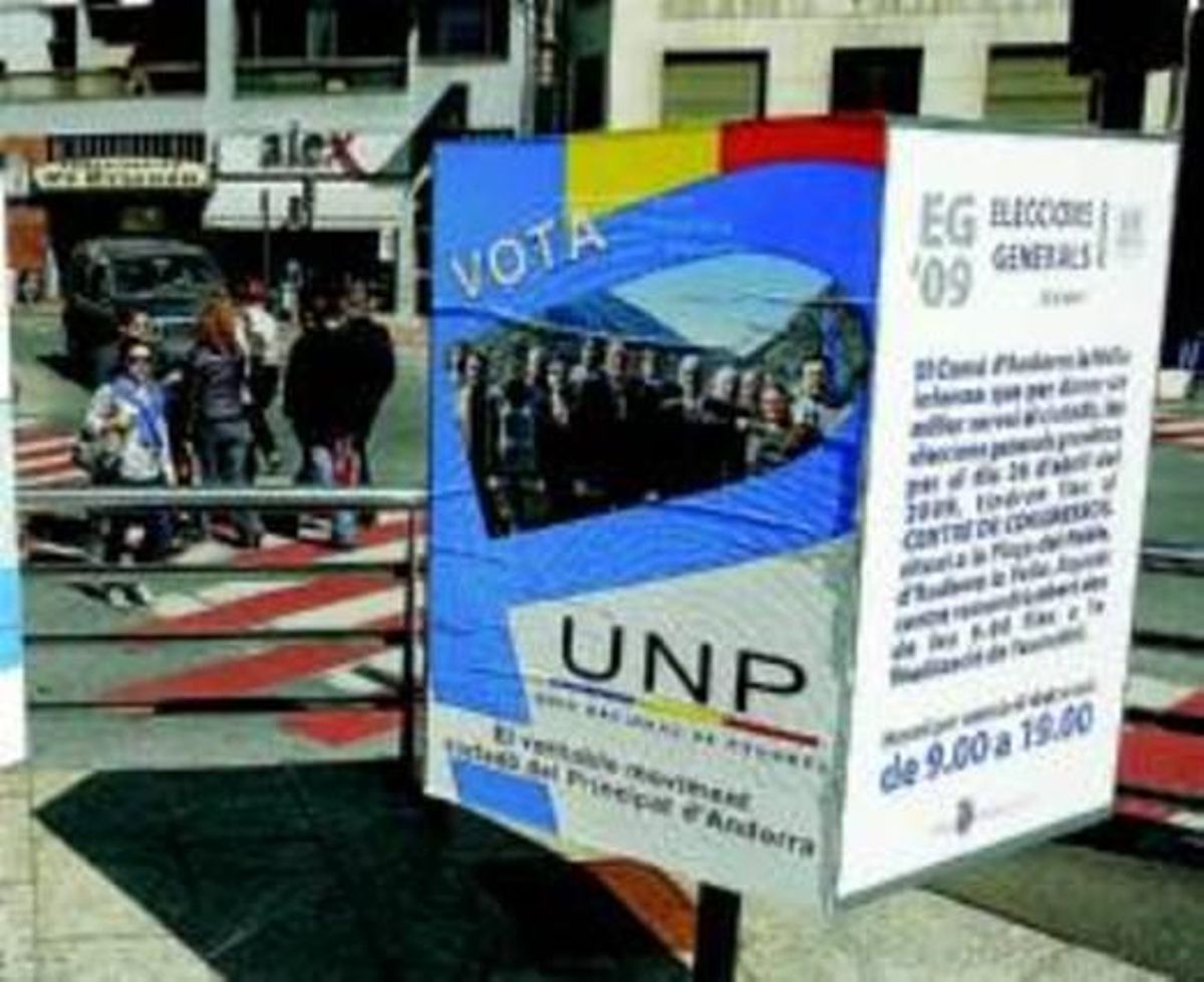 CITA AMB LES URNES. Cartells electorals al centre d’Andorra la Vella. CITA AMB LES URNES. Cartells electorals al centre d’Andorra la Vella.