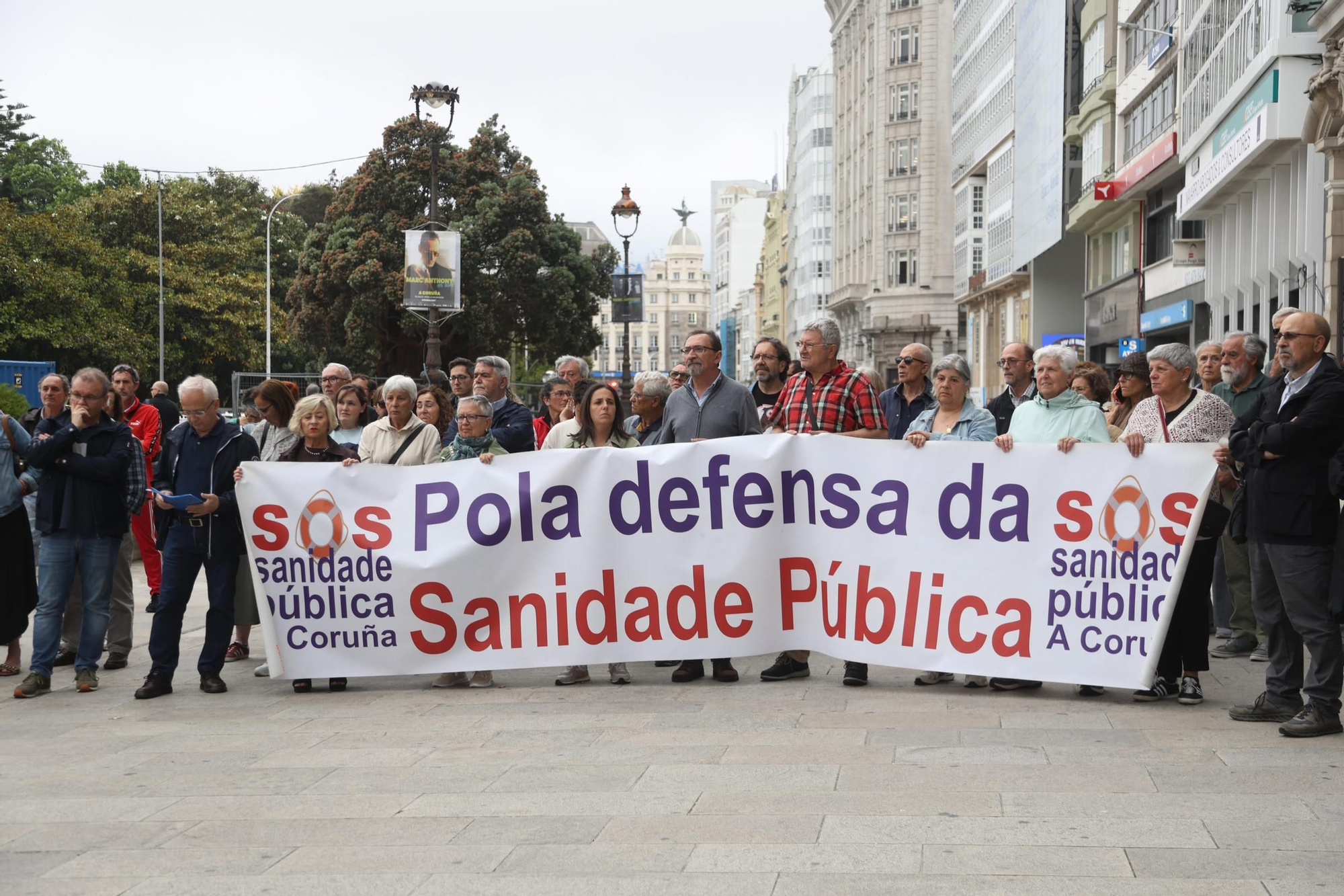 Protesta de SOS Sanidade Pública contra las esperas del Sergas en A Coruña: "¡Que metan a Rueda en la lista!"